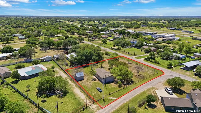 205 Creekview Dr Floresville, TX 78114