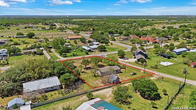 205 Creekview Dr Floresville, TX 78114