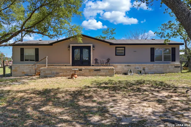 205 Creekview Dr Floresville, TX 78114