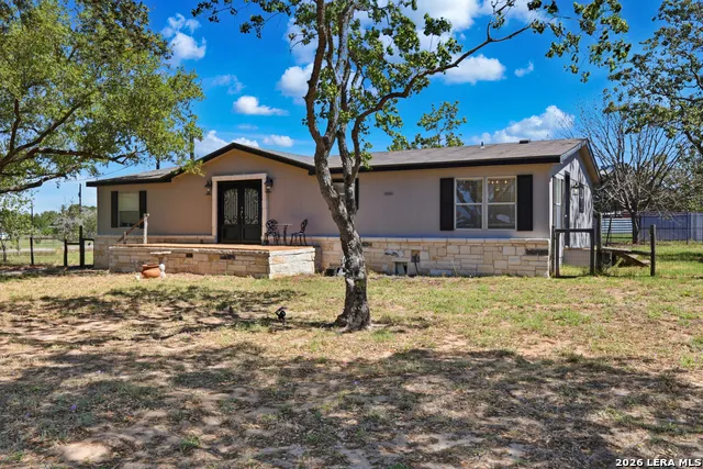 205 Creekview Dr Floresville, TX 78114