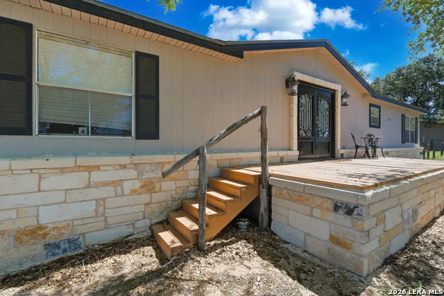 205 Creekview Dr Floresville, TX 78114