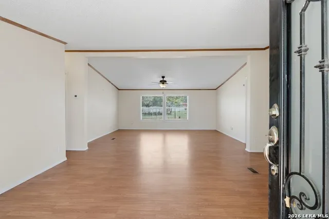 205 Creekview Dr Floresville, TX 78114