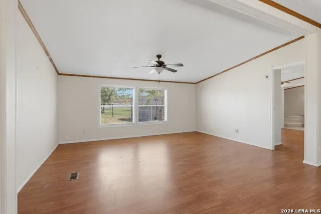 205 Creekview Dr Floresville, TX 78114