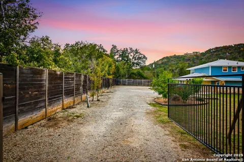 304 HUB DR