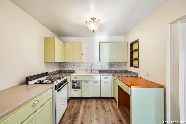 1206 W VILLARET BLVD San Antonio, TX 78224
