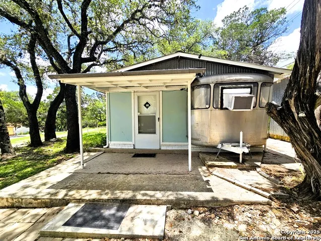 12064 Park Road 37 Lakehills, TX 78063