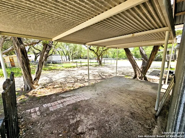 12064 Park Road 37 Lakehills, TX 78063
