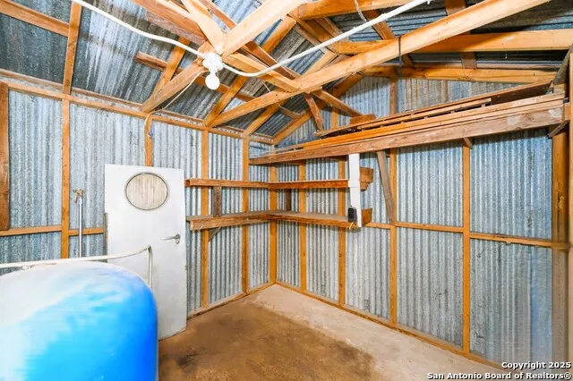 12064 Park Road 37 Lakehills, TX 78063