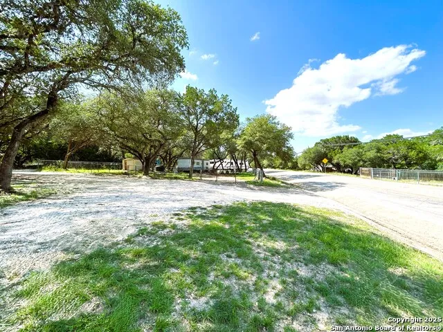 12064 Park Road 37 Lakehills, TX 78063