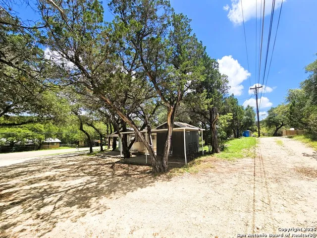 12064 Park Road 37 Lakehills, TX 78063