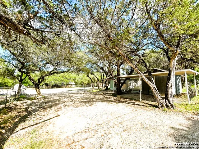 12064 Park Road 37 Lakehills, TX 78063