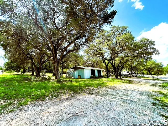 12064 Park Road 37 Lakehills, TX 78063