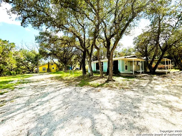 12064 Park Road 37 Lakehills, TX 78063