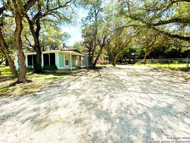 12064 Park Road 37 Lakehills, TX 78063