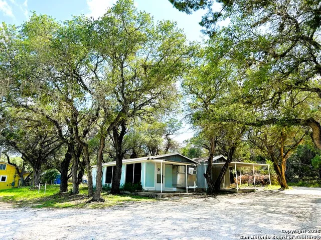 12064 Park Road 37 Lakehills, TX 78063