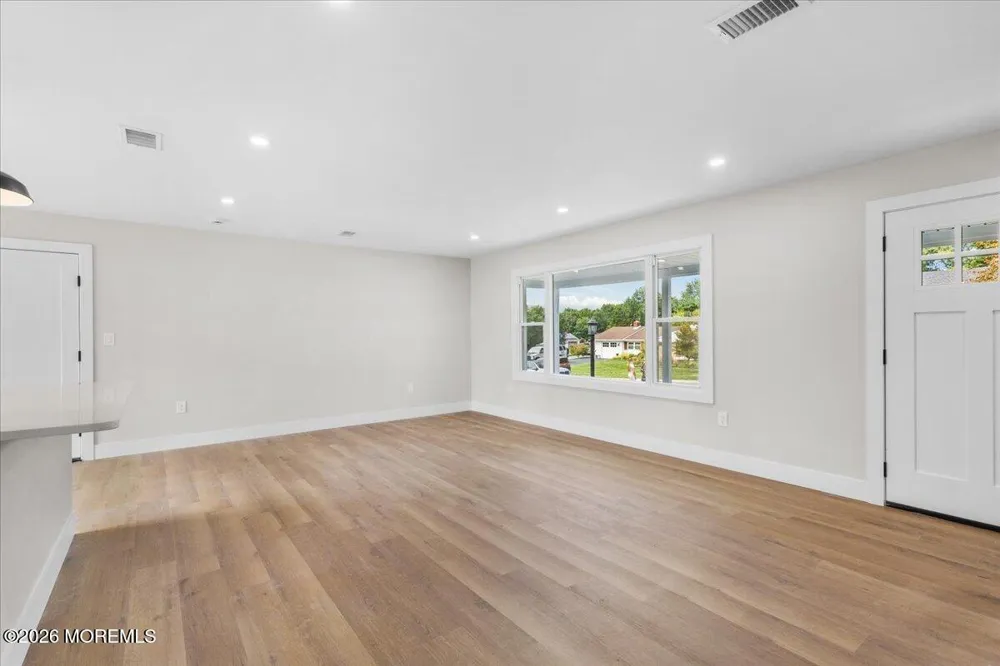 28 Fayette Lane Matawan, NJ 07747
