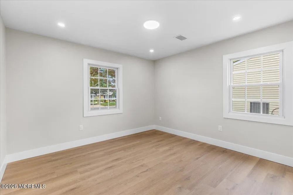 28 Fayette Lane Matawan, NJ 07747
