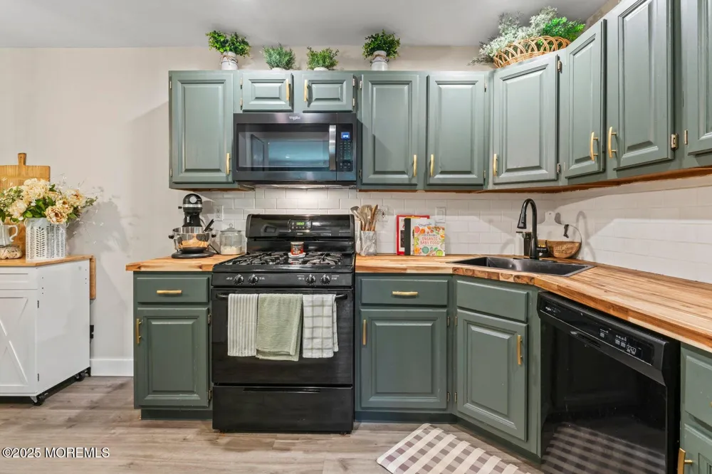 35 Beaumont Court Tinton Falls, NJ 07724