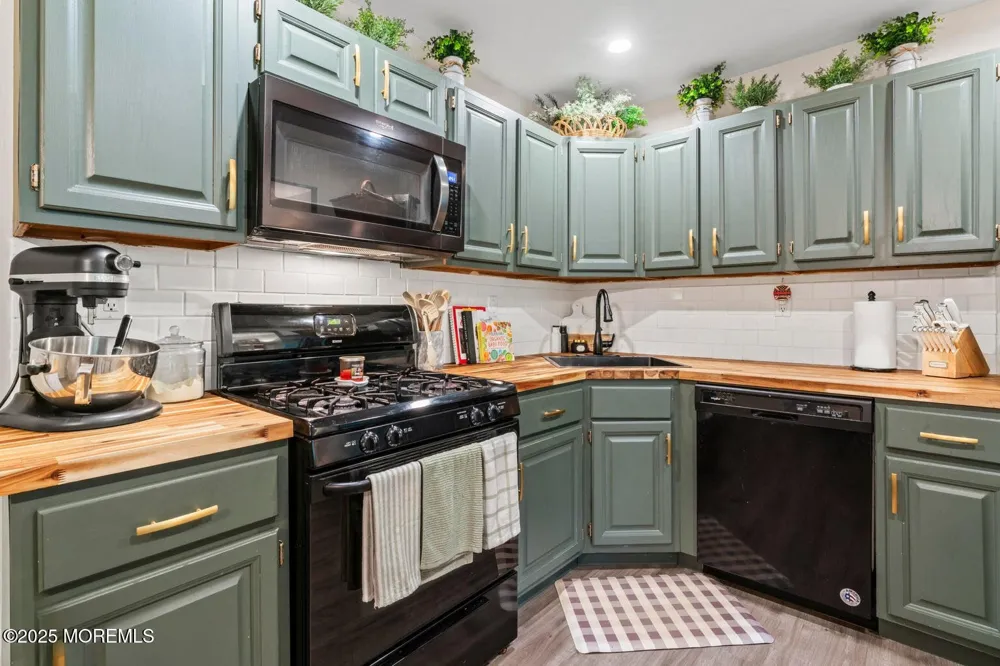 35 Beaumont Court Tinton Falls, NJ 07724