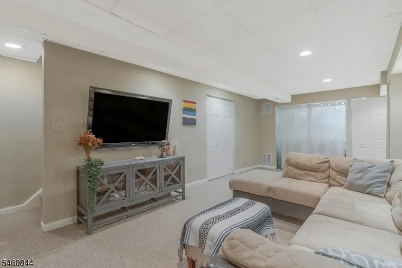 416 Willow Ct Raritan, NJ 08822