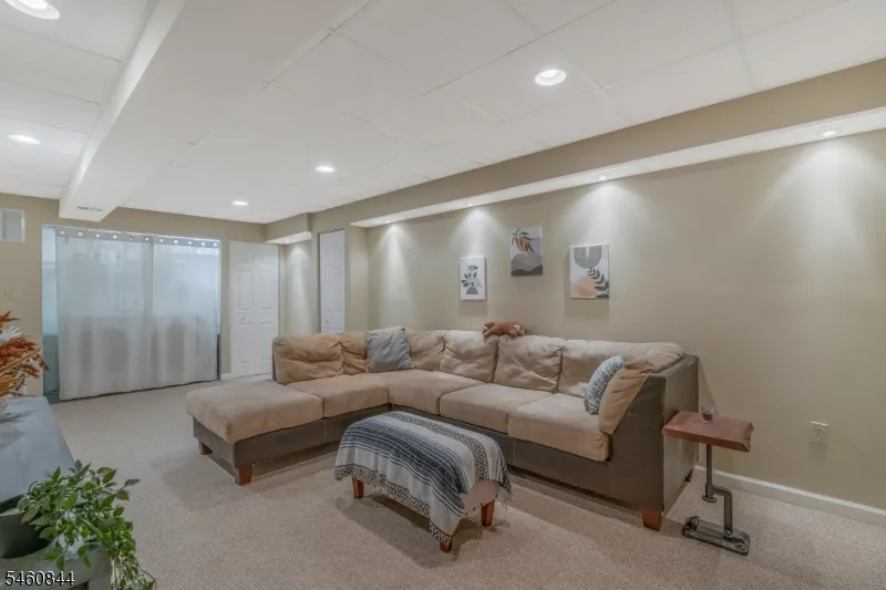 416 Willow Ct Raritan, NJ 08822