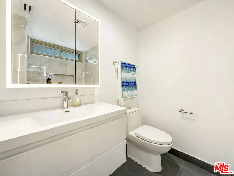 5810 S Halm Avenue Los Angeles, CA 90056