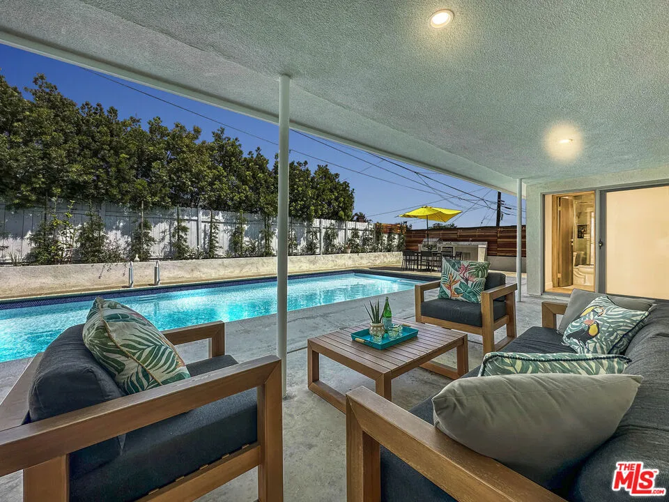5810 S Halm Avenue Los Angeles, CA 90056