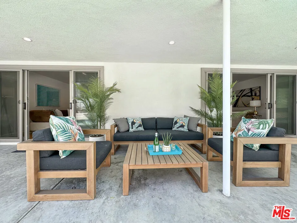 5810 S Halm Avenue Los Angeles, CA 90056