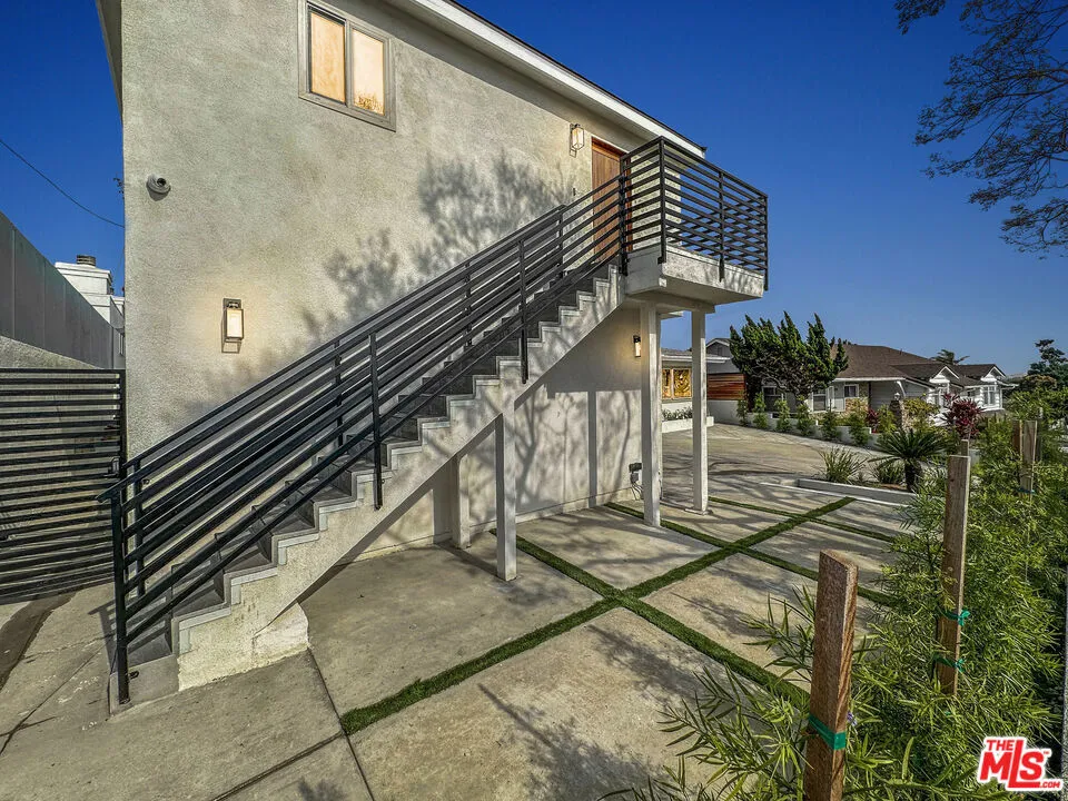 5810 S Halm Avenue Los Angeles, CA 90056