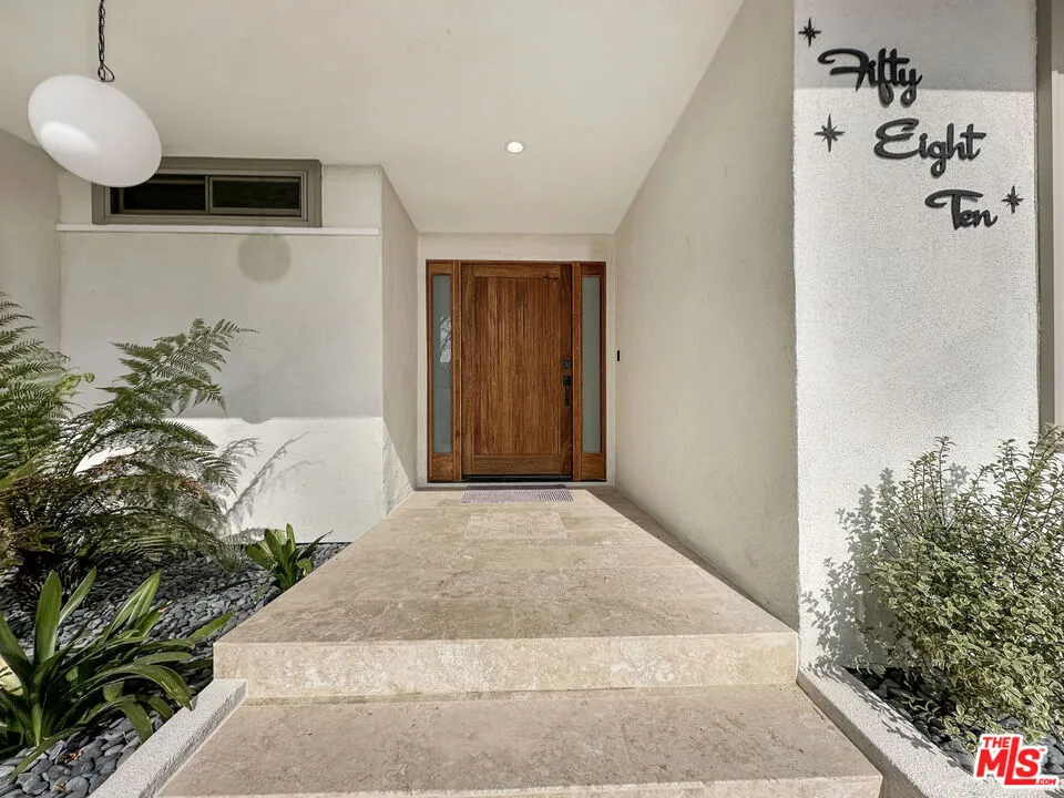 5810 S Halm Avenue Los Angeles, CA 90056