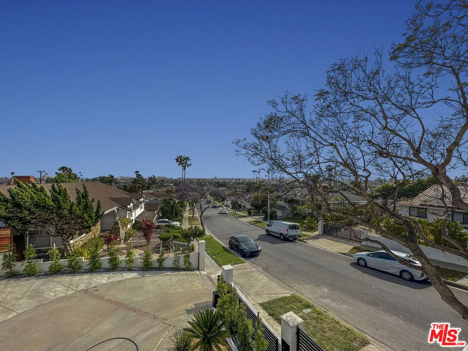 5810 S Halm Avenue Los Angeles, CA 90056