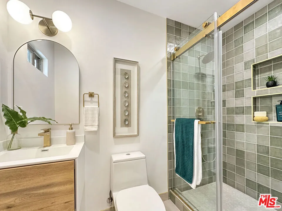 5810 S Halm Avenue Los Angeles, CA 90056