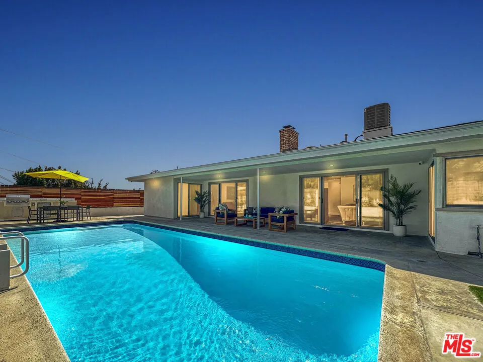 5810 S Halm Avenue Los Angeles, CA 90056