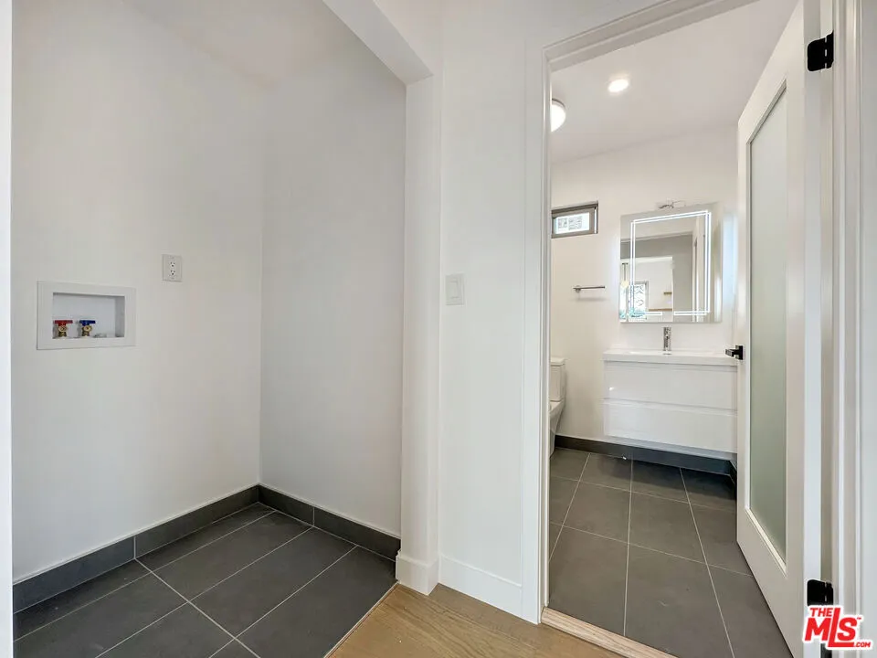 5810 S Halm Avenue Los Angeles, CA 90056