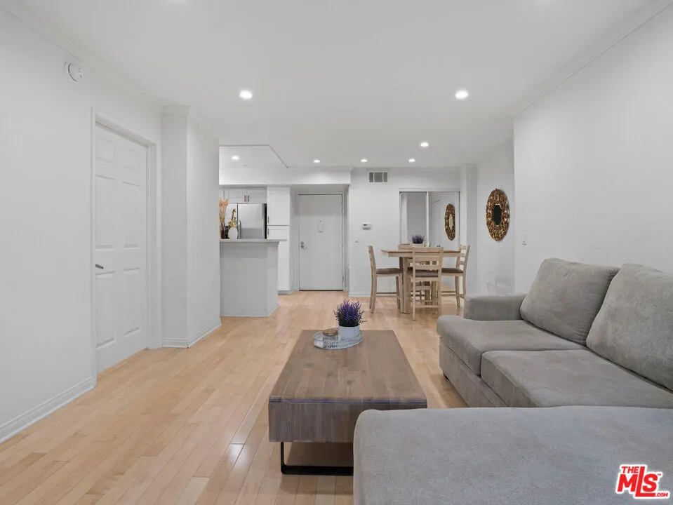 21520 Burbank Boulevard #112 Woodland Hills, CA 91367