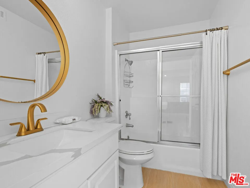 21520 Burbank Boulevard #112 Woodland Hills, CA 91367
