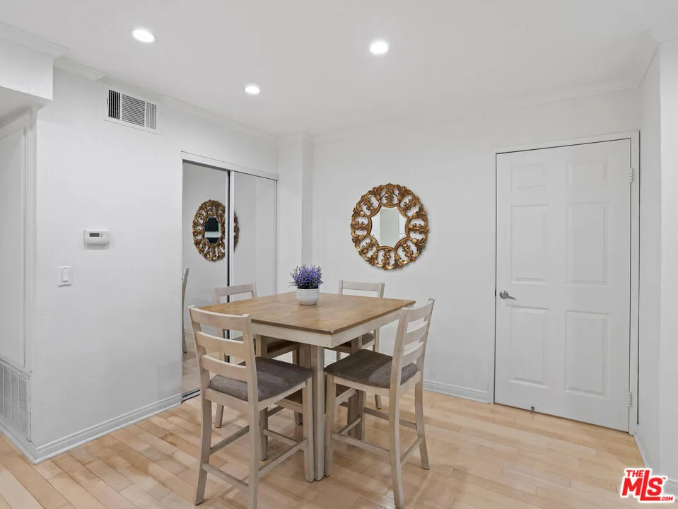 21520 Burbank Boulevard #112 Woodland Hills, CA 91367