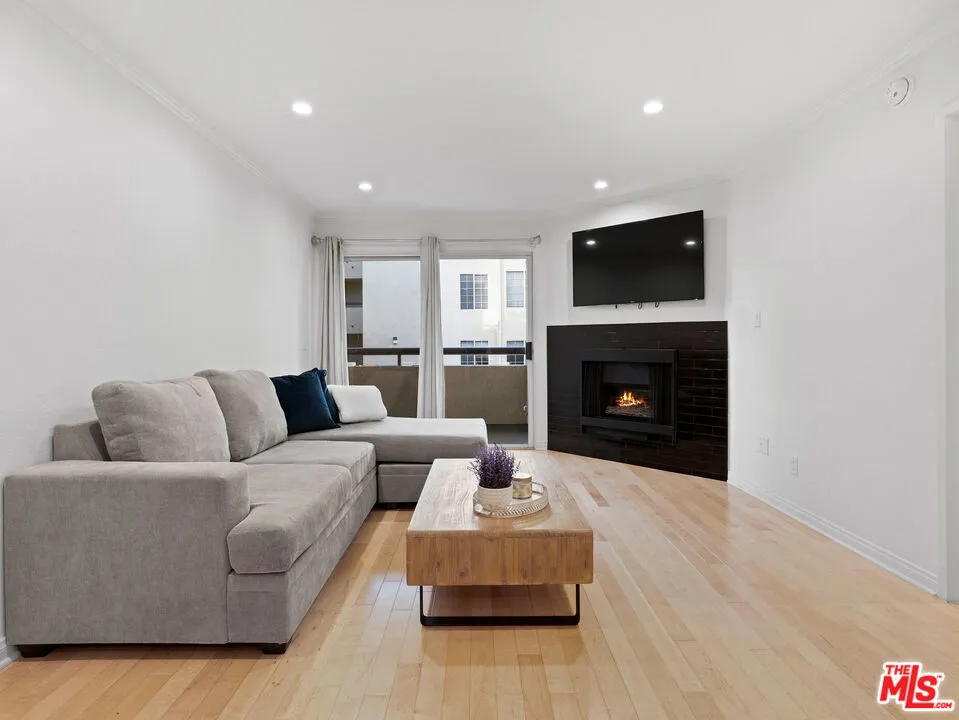 21520 Burbank Boulevard #112 Woodland Hills, CA 91367