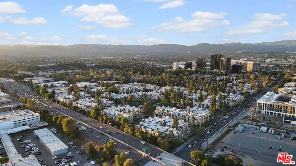 21520 Burbank Boulevard #112 Woodland Hills, CA 91367