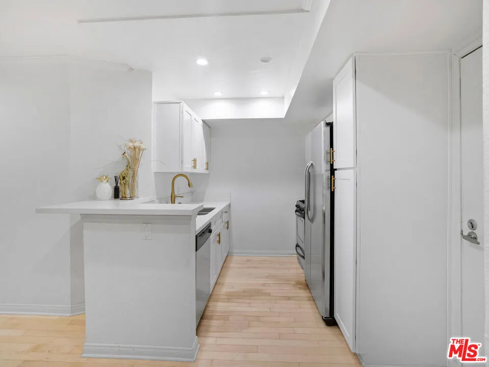 21520 Burbank Boulevard #112 Woodland Hills, CA 91367