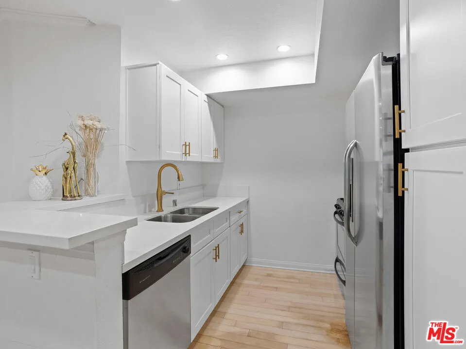 21520 Burbank Boulevard #112 Woodland Hills, CA 91367