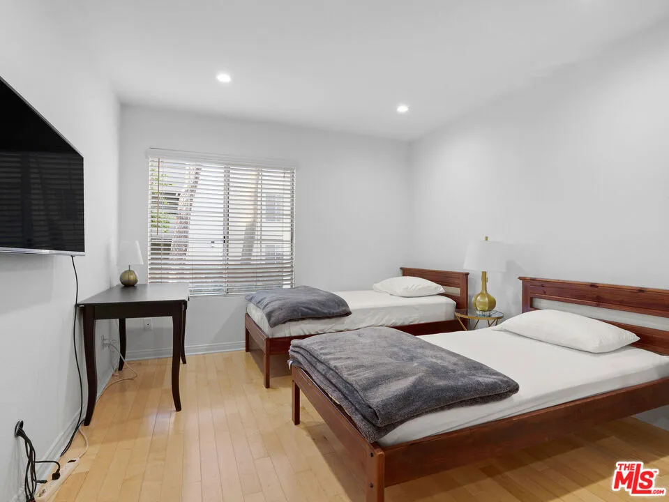 21520 Burbank Boulevard #112 Woodland Hills, CA 91367