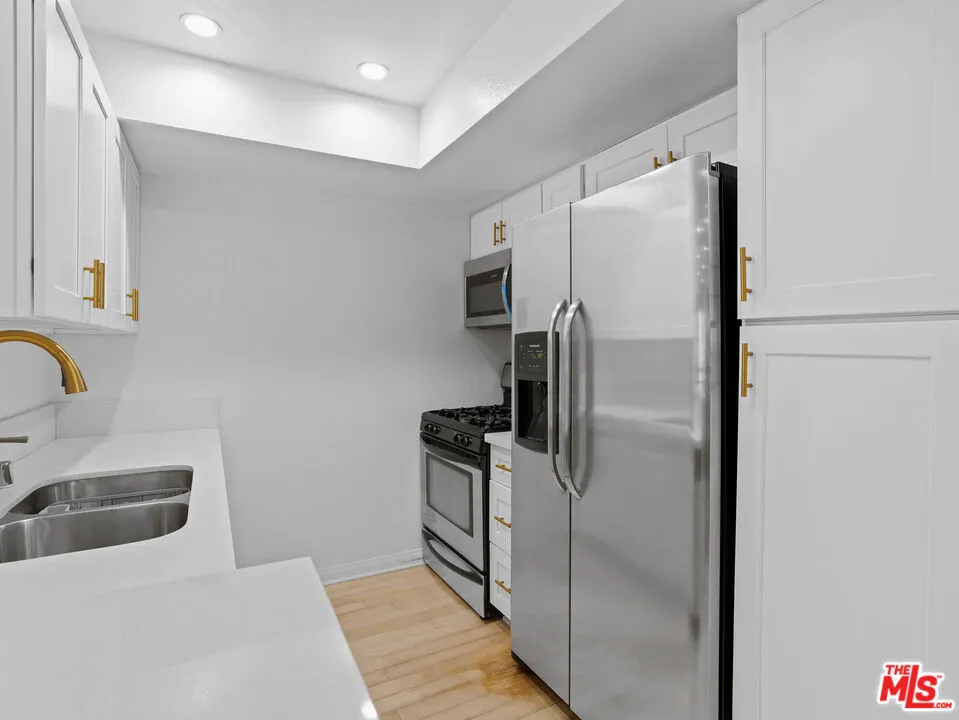 21520 Burbank Boulevard #112 Woodland Hills, CA 91367