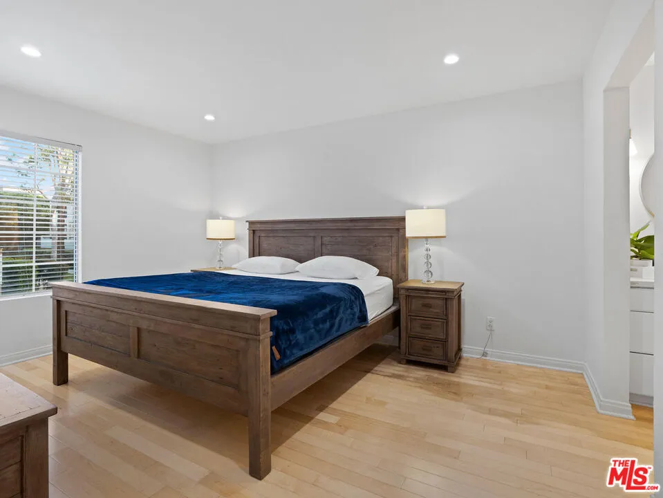 21520 Burbank Boulevard #112 Woodland Hills, CA 91367