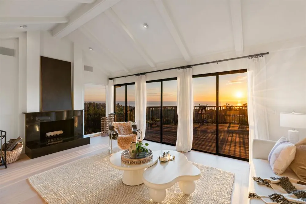 7160 Caminito Pepino La Jolla, CA 92037