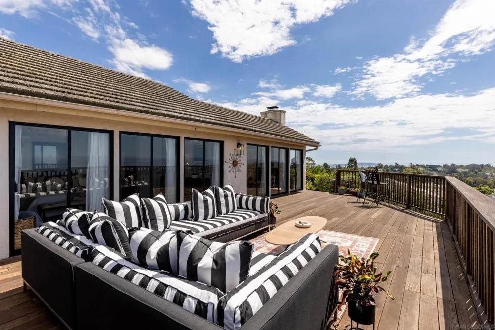7160 Caminito Pepino La Jolla, CA 92037