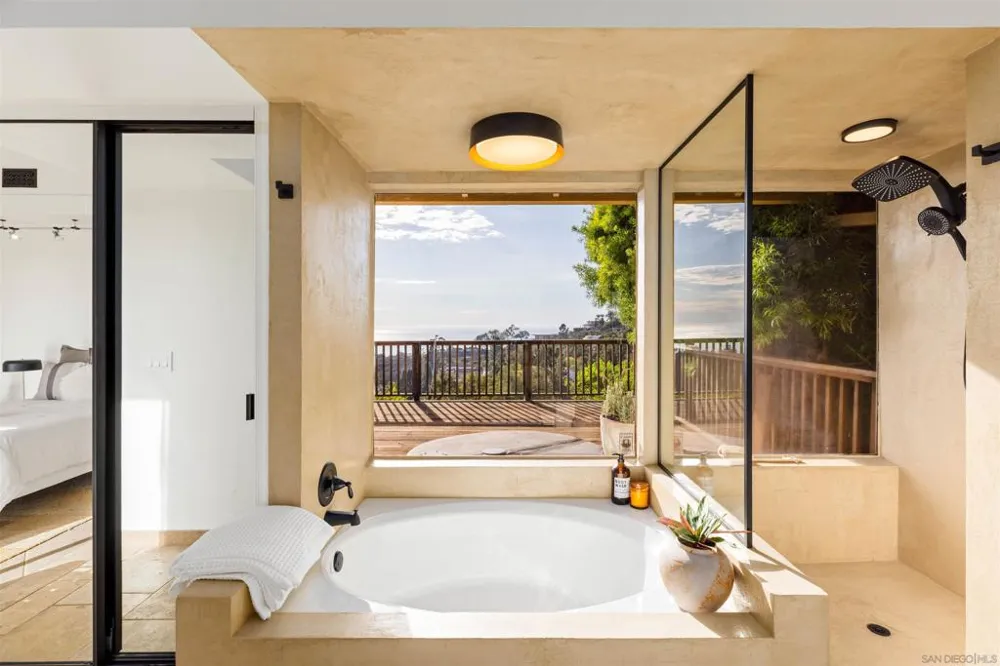 7160 Caminito Pepino La Jolla, CA 92037