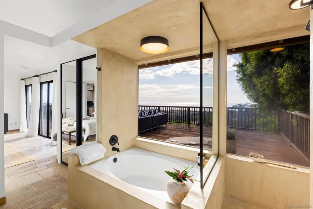 7160 Caminito Pepino La Jolla, CA 92037