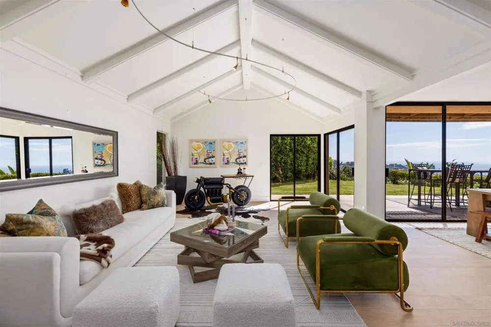 7160 Caminito Pepino La Jolla, CA 92037