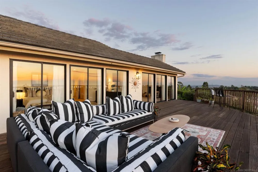 7160 Caminito Pepino La Jolla, CA 92037